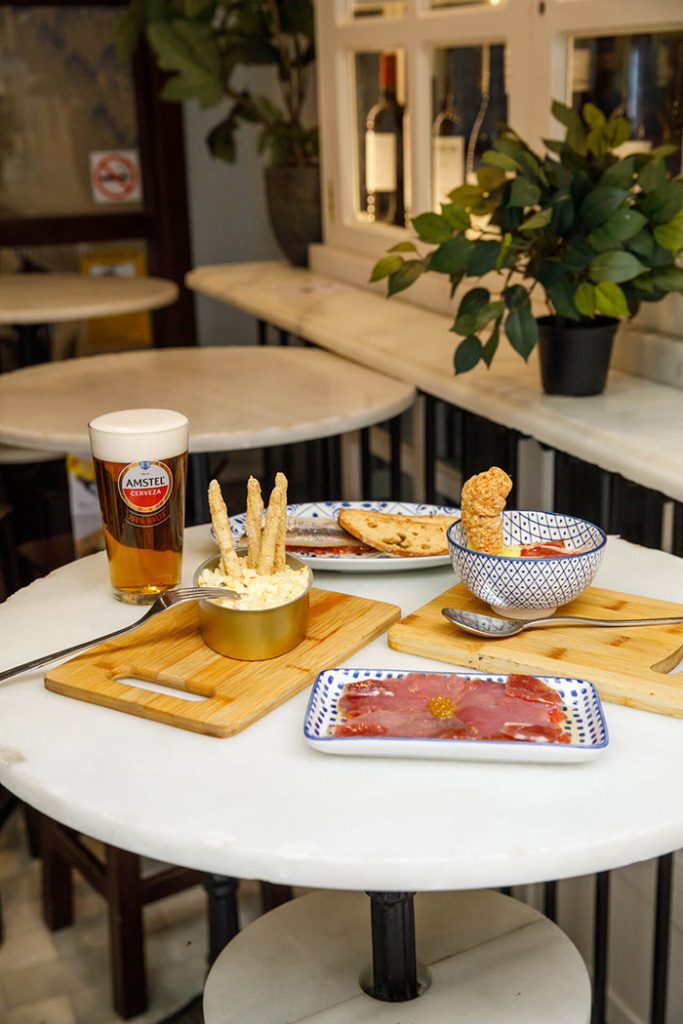 Aperitivos en bar en el centro de valencia