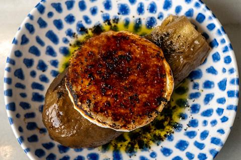 Berenjena con miel y queso de cabra