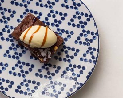 Brownie de avellanas con helado artesano y sal Maldon