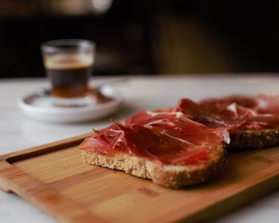 Café + Tostada con tomate y Jamón o Queso