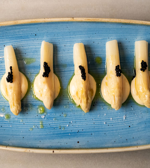 Espárragos blancos extra gruesos con mahonesa de trufa negra