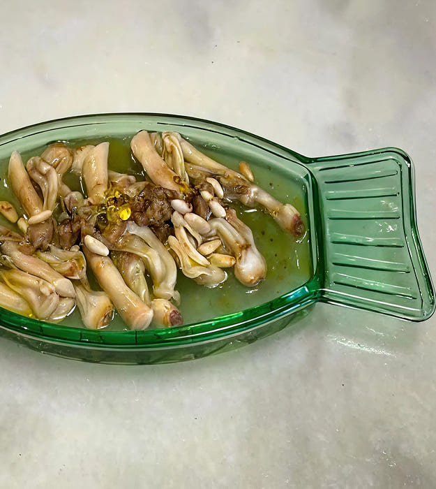 Navajas con vinagreta de boletus, piñones tostados y caviar de aceite de oliva