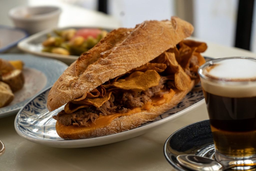 bocadillo de cordero de Alenar Bodega Mediterránea en la Ruta del Paquito de Valencia