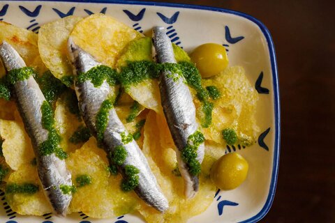 Papas con boquerones, olivas y salsa Mery