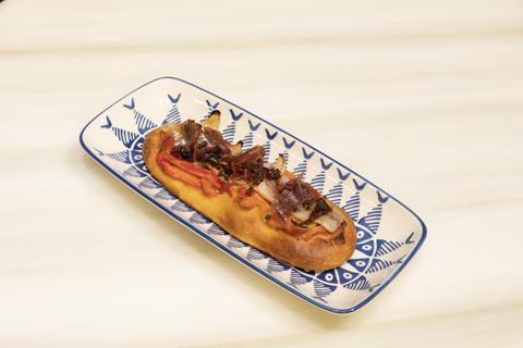 Pimientos rojos asados, sardina, mojama, cebolla y pericana de Bocairent