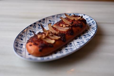 Sobrasada con miel, cebollita y piñones