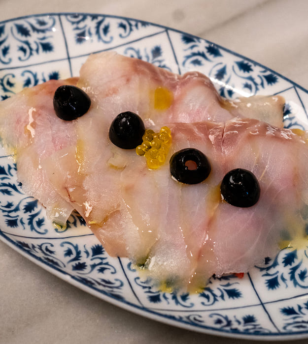 Bacalao ahumado con tomate y aceitunas negras con aceite de la Comunitat Valenciana