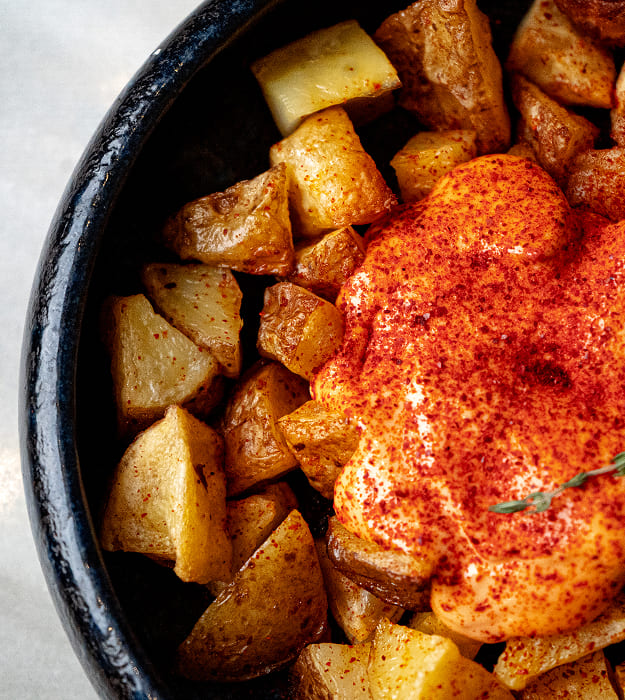 Nuestras “bravas 2.0” al horno con salsa brava con siracha y mayo-ajo