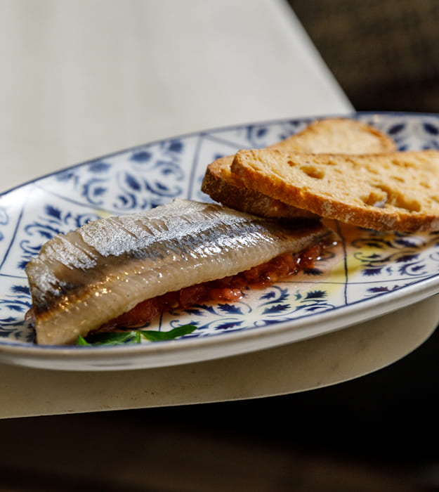 Sardina ahumada con tomate rallado y aceite de oliva de la Sierra de Espadán