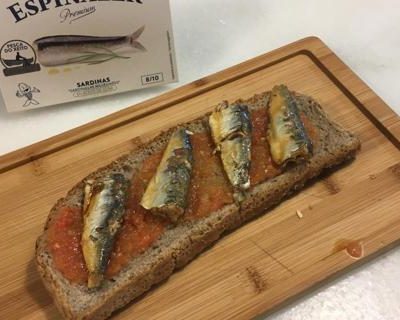 Tostada con Sardinillas Xeito