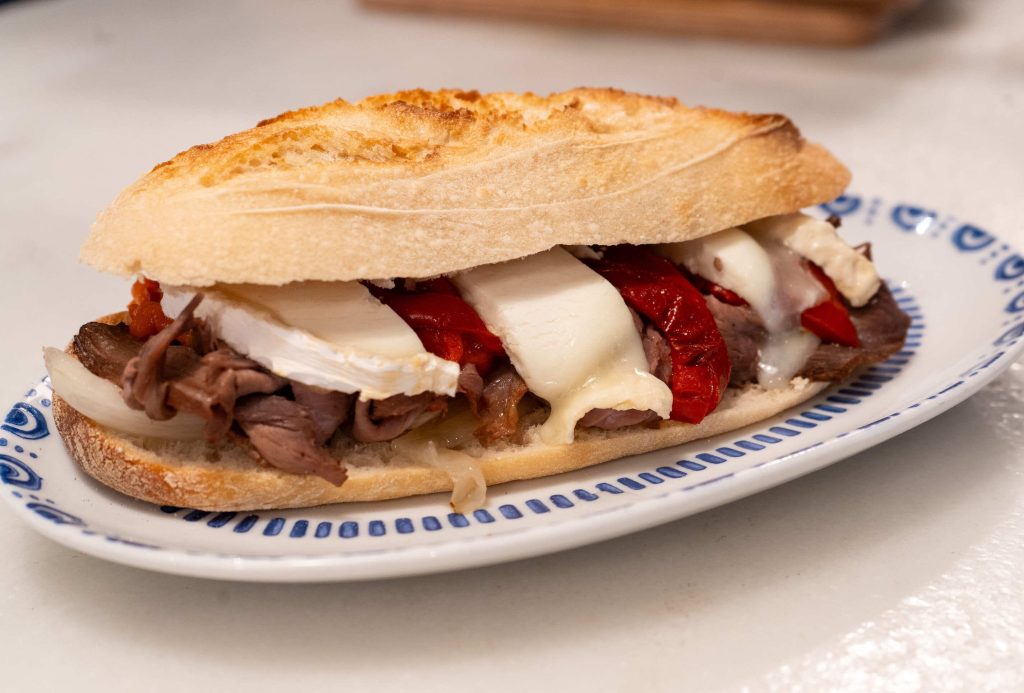 Bocata de carne de brascada, pimientos asados, cebolla yondu y rulo de cabra — Bocata del mes de mayo en Alenar Valencia centro.