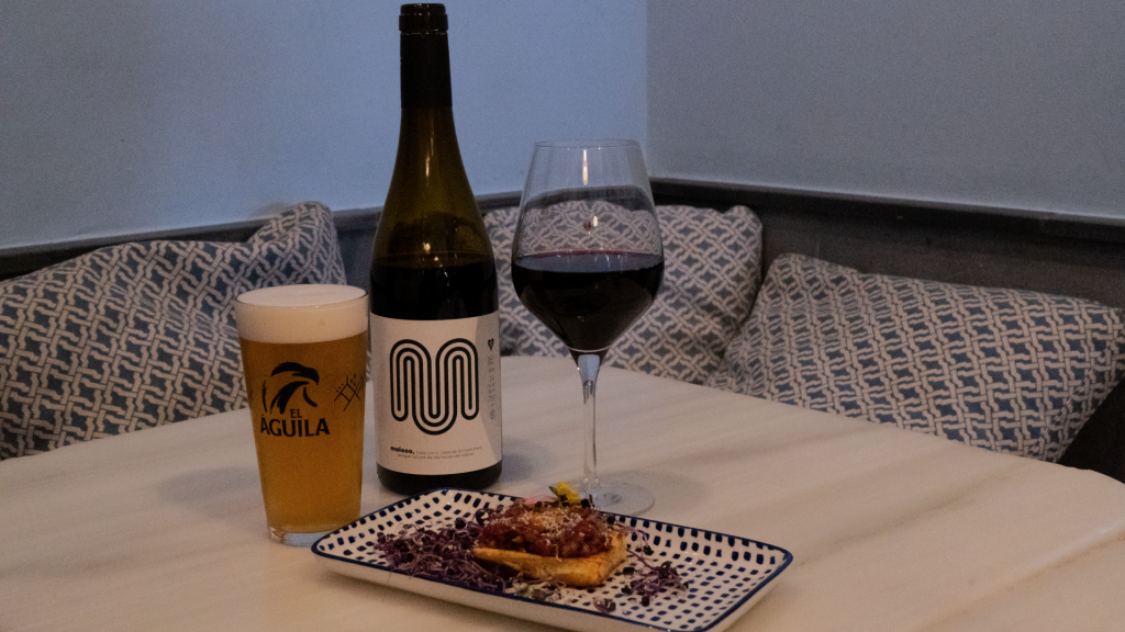 Coqueta de steak tartar de Tapes d'Ací 2026 en Alenar Bodega Mediterránea, acompañada de cerveza El Águila y copa de vino valenciano. 