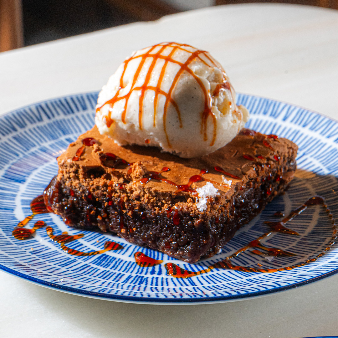 Brownie de Avellanas con Helado Artesano y Sal Maldon