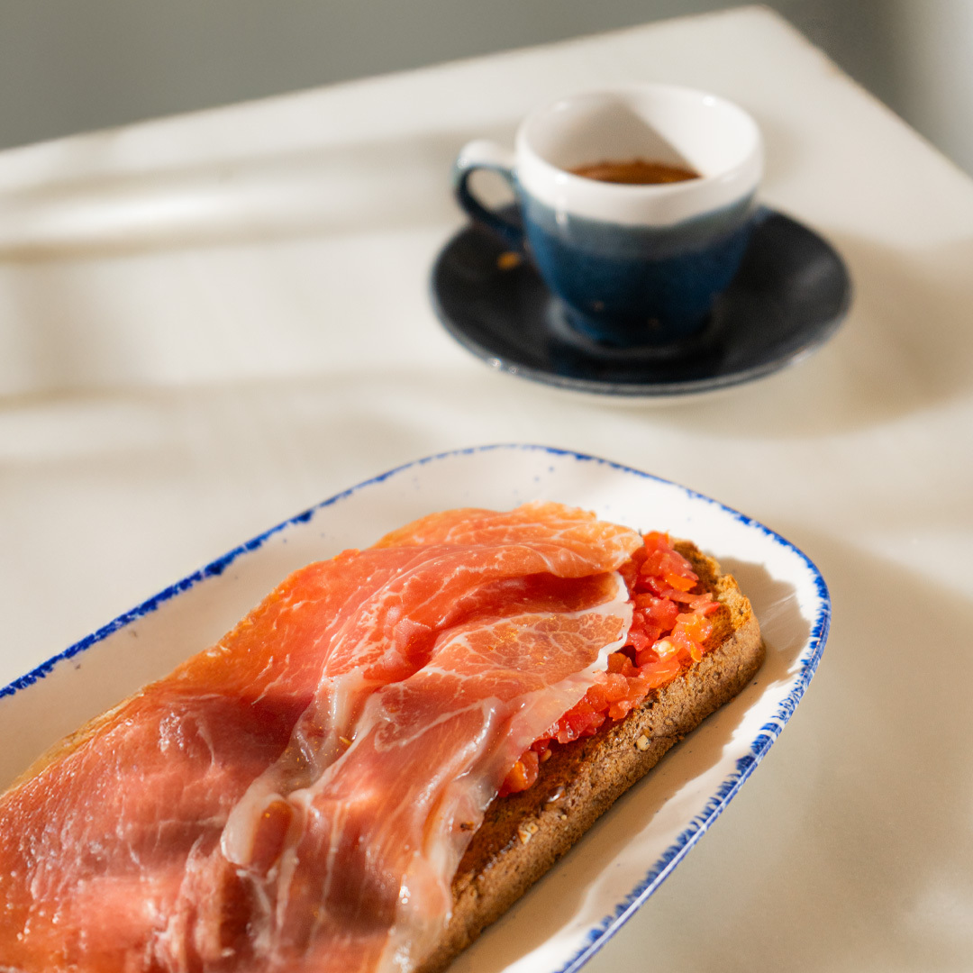 Café + Tostada con Tomate y Jamón o Queso