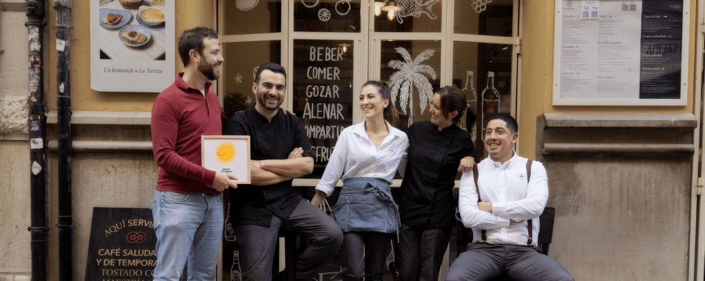 Equipo de Alenar posando con el Solete Repsol en la entrada de su bodega mediterránea en Valencia Centro.