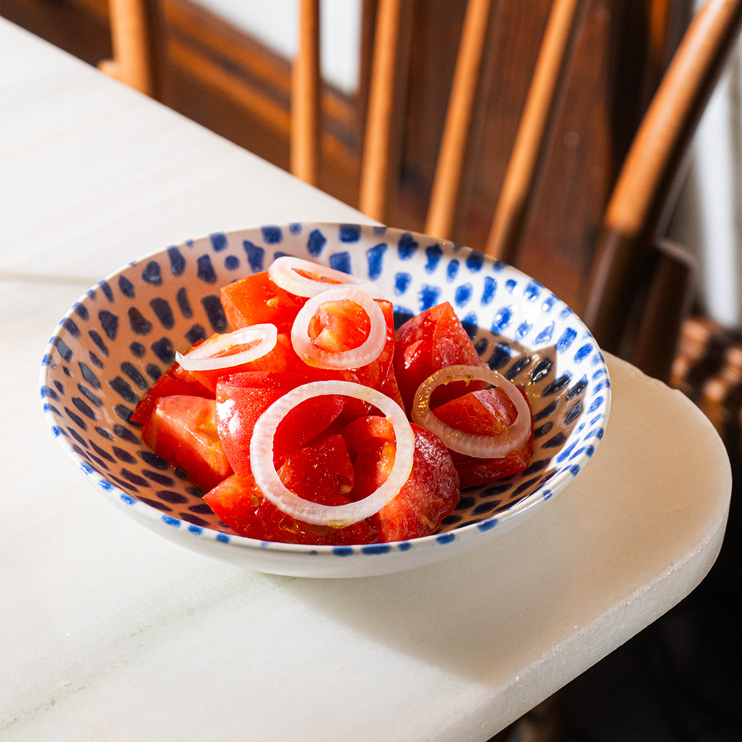 Ensalada de Tomate de temporada con Cebolleta fresca y Aceite de ajo