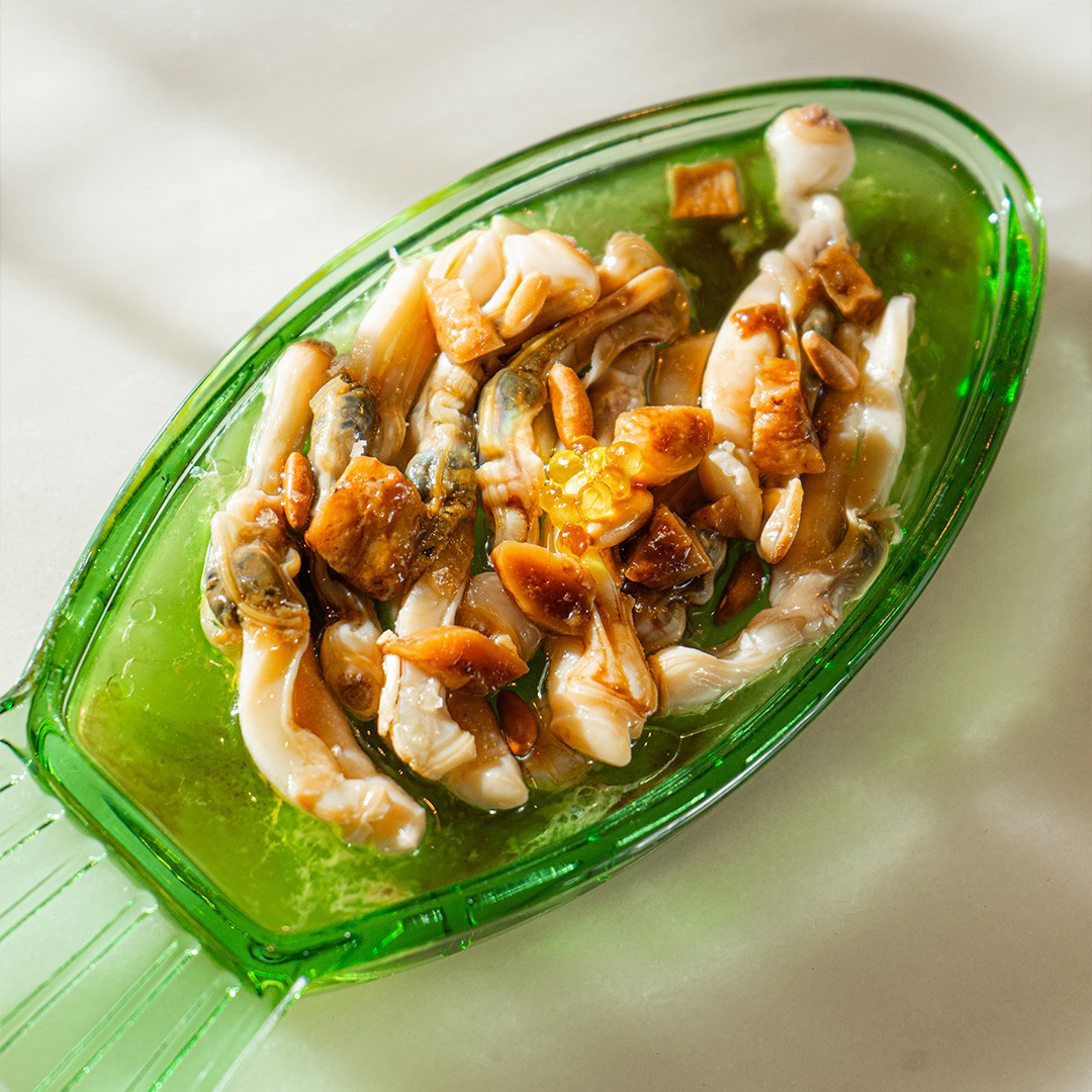 Navajas con Vinagreta de Boletus, Piñones tostados y Caviar de Aceite de Oliva