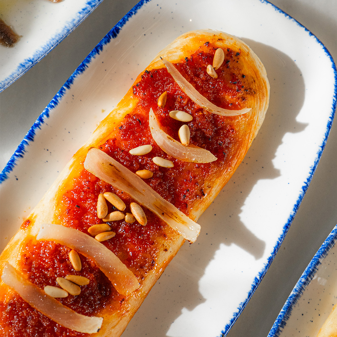 Sobrasada con Miel, Cebollita y Piñones
