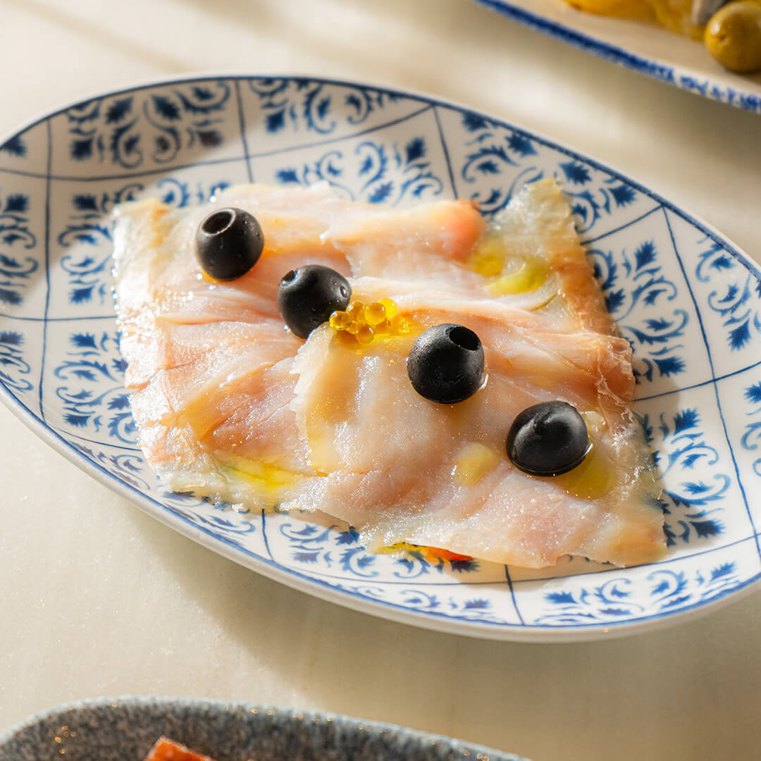 Bacalao Ahumado con Tomate y Aceitunas Negras con Aceite de la Comunitat Valenciana