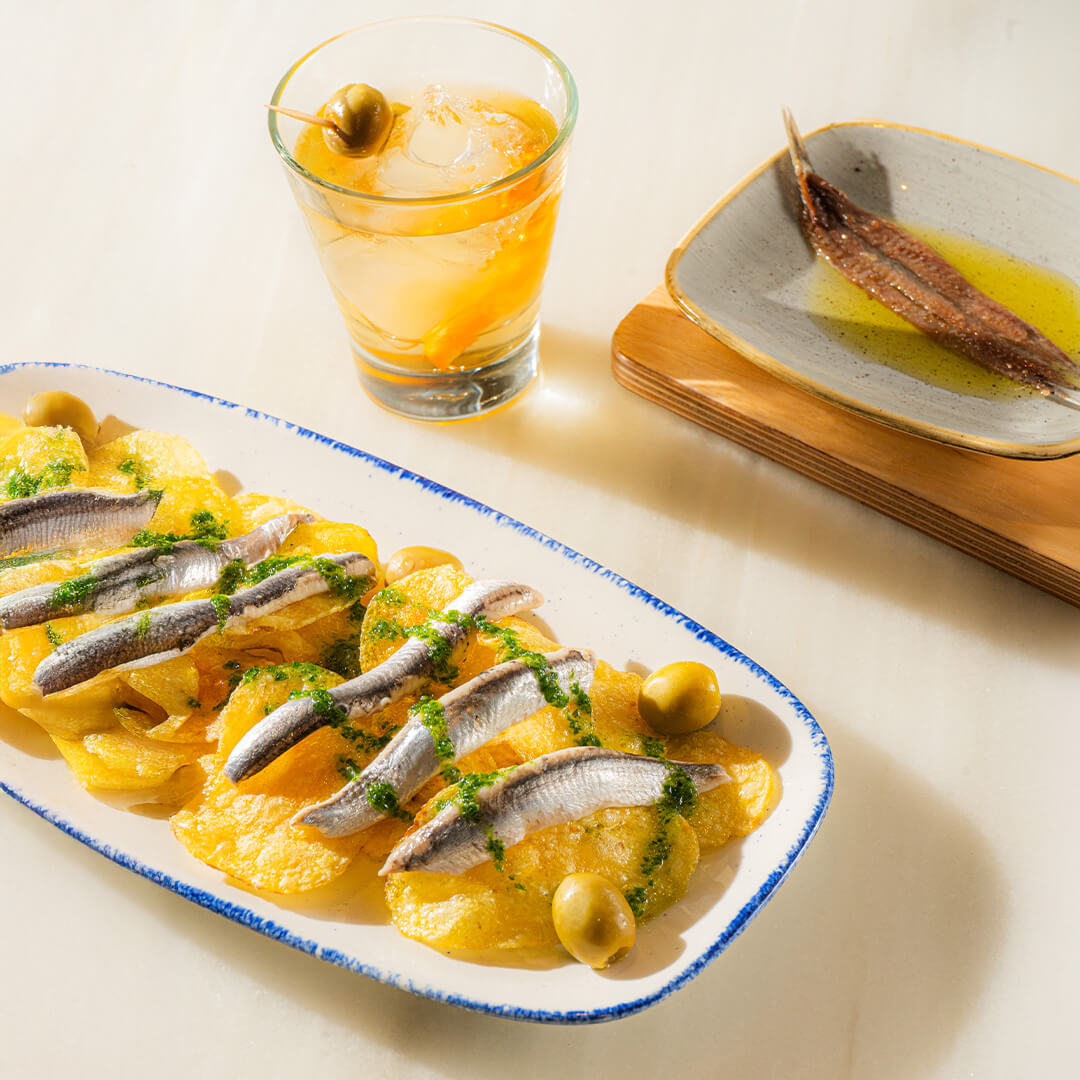 Papas con Boquerones, Olivas y salsa Mery